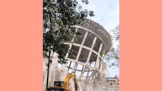 भर भराकर गिरी 25 साल पुरानी पानी की टंकी