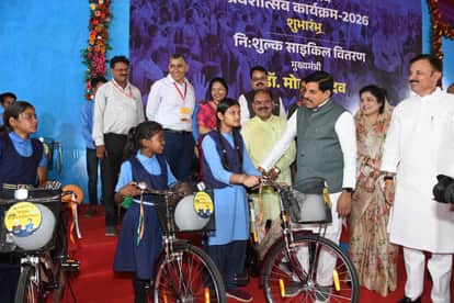 A Grand Start to the New Academic Session in MP: CM Showers Schoolchildren with Flowers, Boosts Morale by Dist