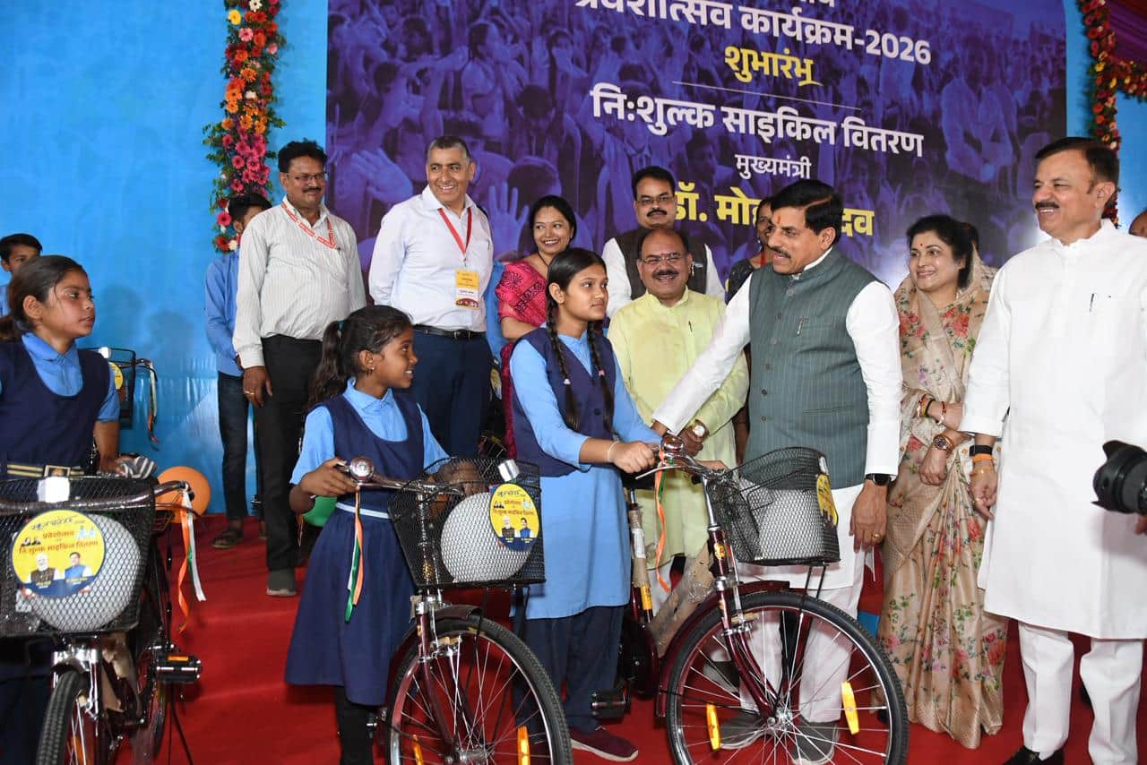 बच्चों से साथ सीएम डॉ. मोहन यादव