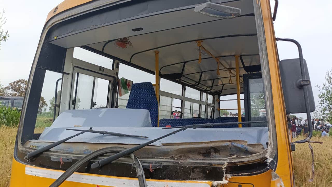 Muzaffarnagar: Speeding school bus hits bike, father and two children die, mother's condition critical