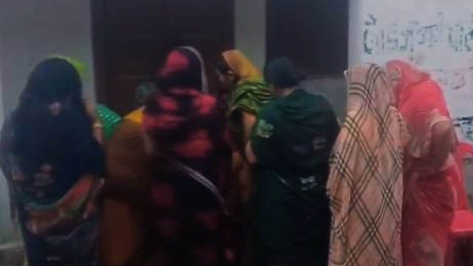 बुजुर्ग की माैत के बाद बिलखते परिजन।