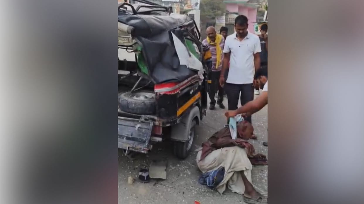 Head-on collision between pickup truck and tempo three injured in Ballia