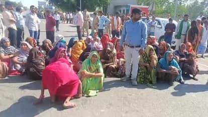 family members blocked the road over the failure to arrest the accused in Pilibhit