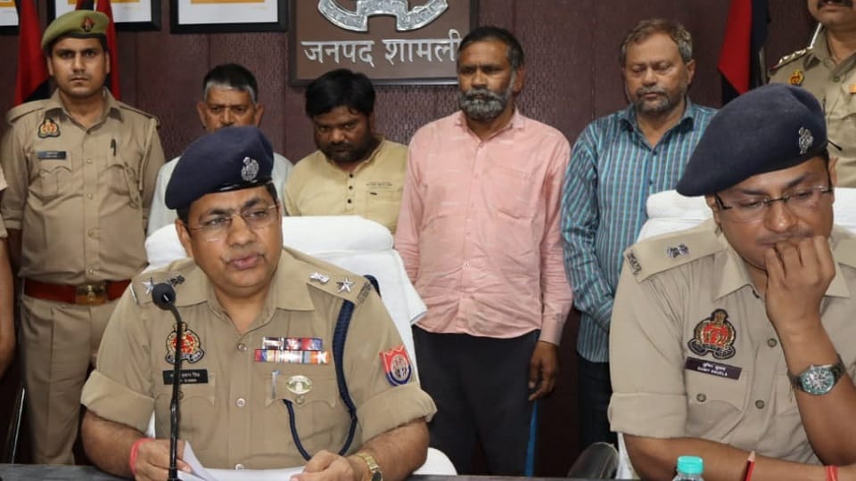 Shamli: 'Kalyug came in a gold vessel only, it will remove Pitra Dosh', 16 lakhs worth of jewelery cheated