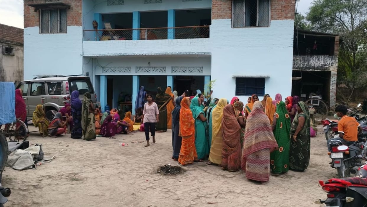 Intermediate student dead body found hanging from tree under suspicious circumstances in azamgarh