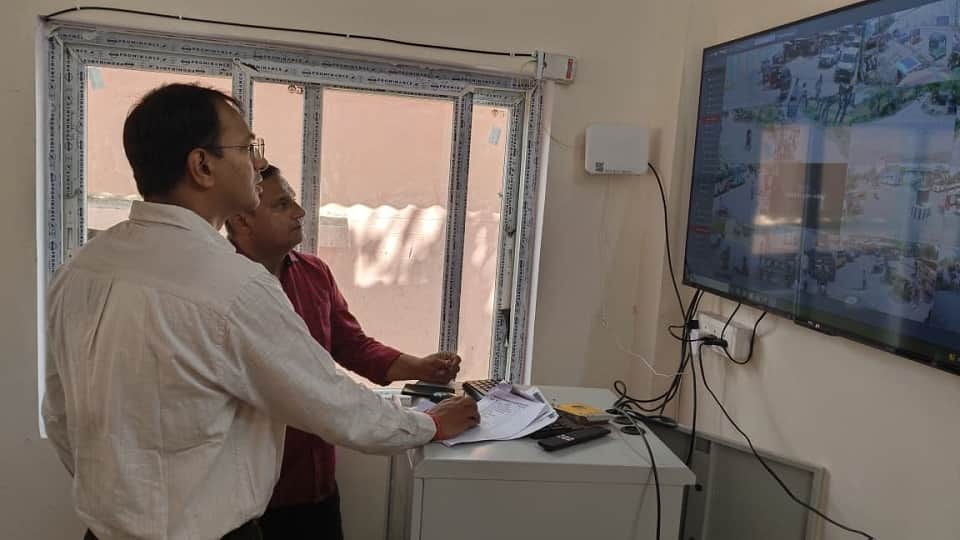 हाईटेक कंट्रोल रूम का मुआयना करते एसएसपी श्लोक कुमार।