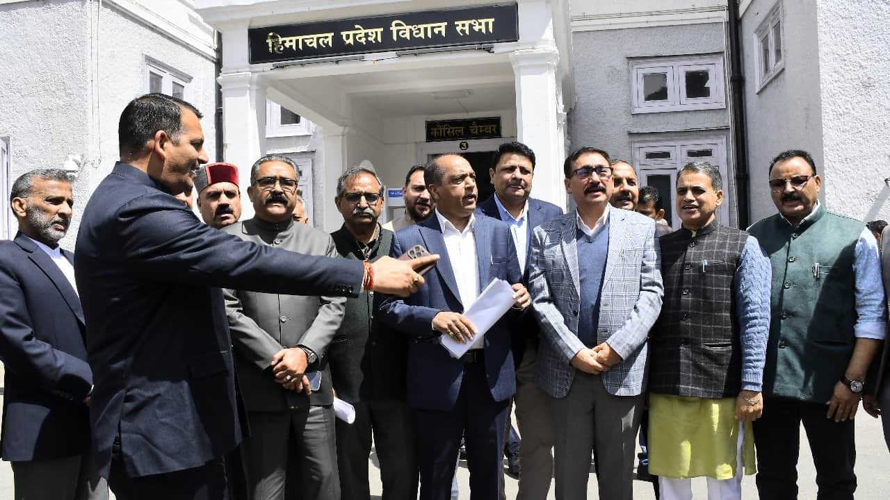 विपक्षी दल भाजपा ने किया वाकआउट।