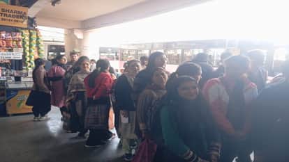 Amar ujala Live Report: Women No Longer Receive Fare Concessions Without 'Him Bus Pass'; Queues Form at the Ol