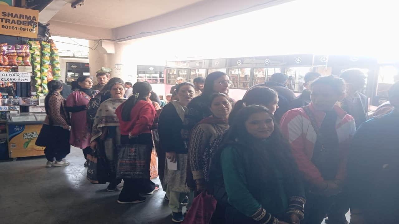 पुराना बस अड्डा में हिम बस पास बनाने के लिए लगी महिलाओं की कतार।