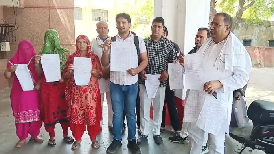 Eight councillors of Nandgaon Nagar Panchayat try to tender their resignation in protest of irregularities