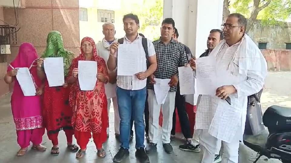 इस्तीफा देने पहुंचे नगर पंचायत के सभासद।