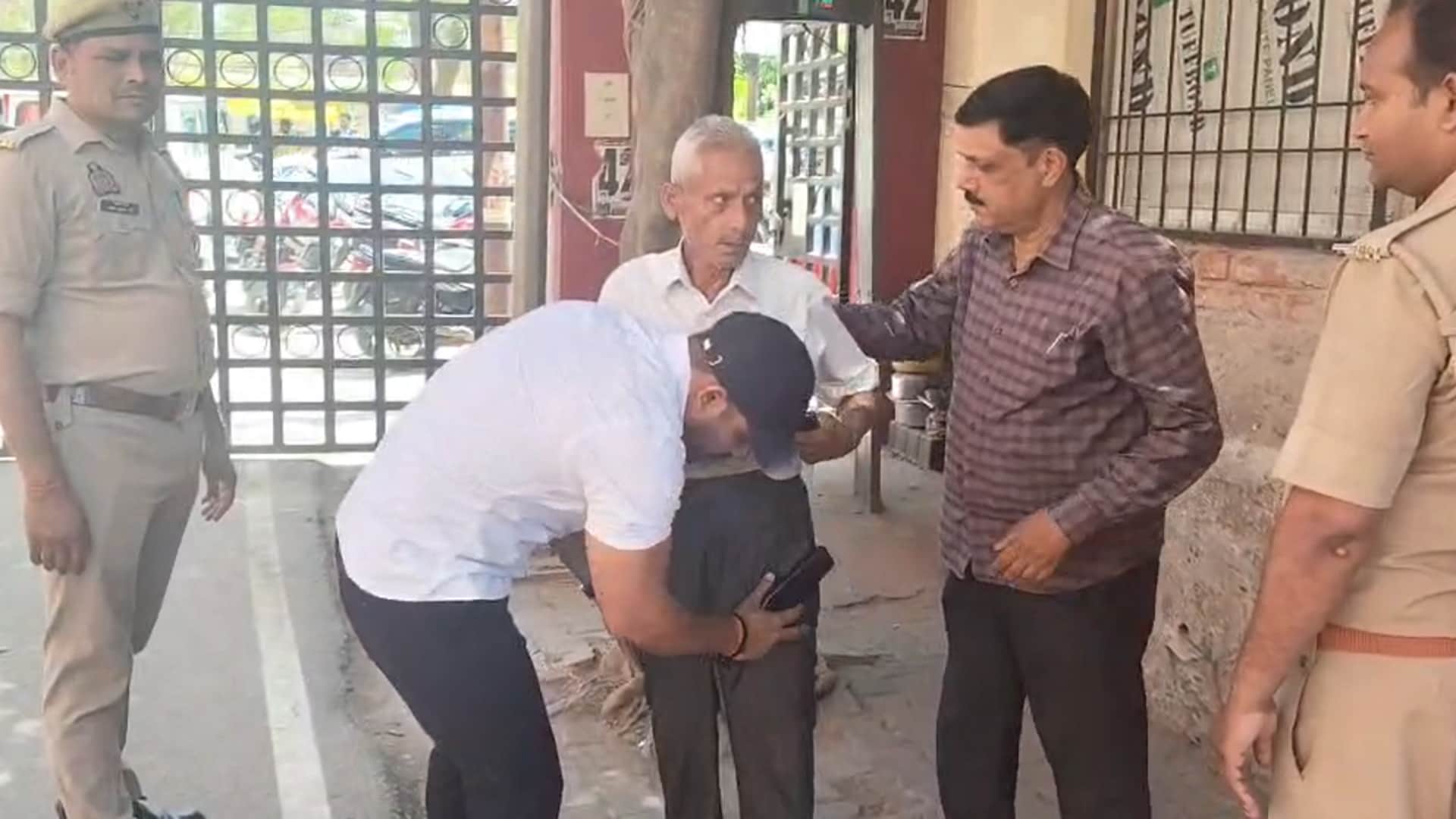 जिला न्यायालय में लोगों की तलाशी लेती सुरक्षा एजेंसियां।