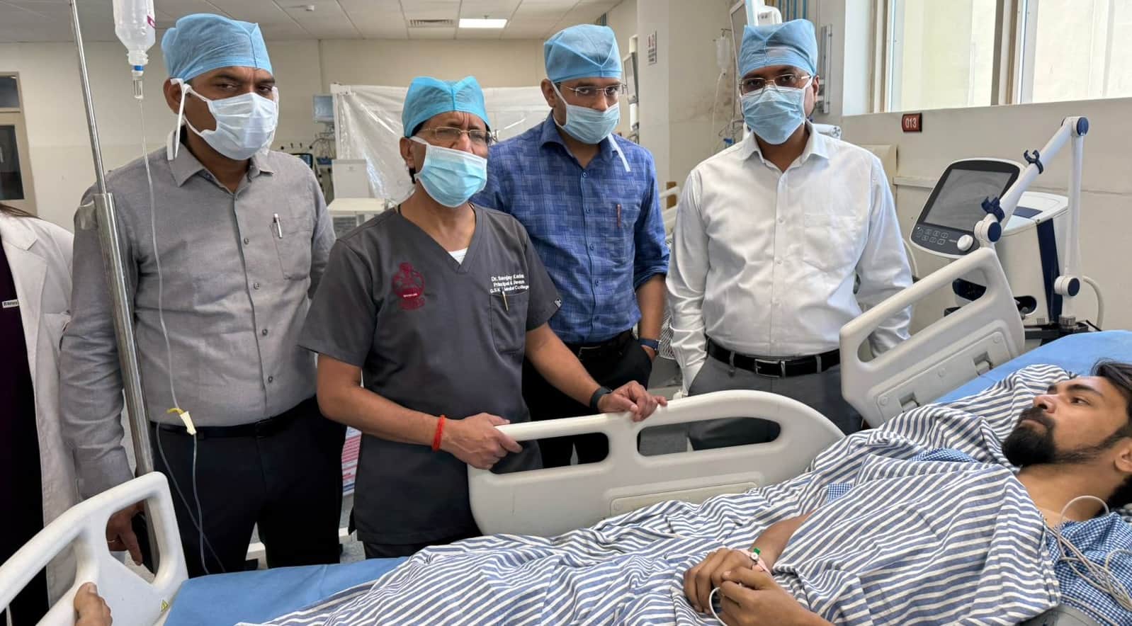 किडनी कांड के मरीज आयुष चौधरी की जांच करते प्राचार्य डॉ. संजय काला और अन्य