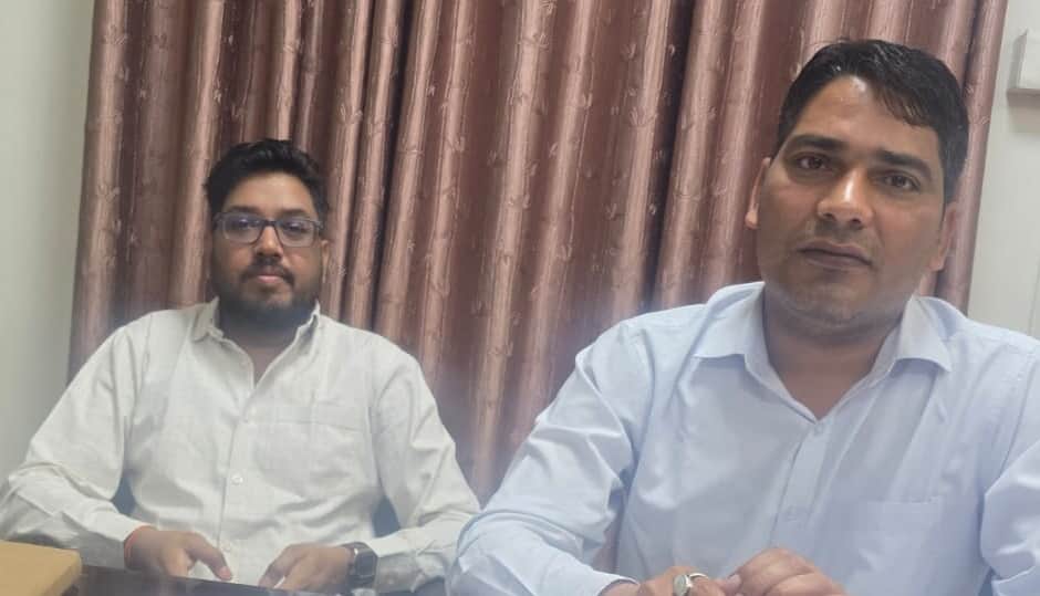 अधीक्षण अभियंता इंजीनियर धीरज गुप्ता और अधिशासी अभियंता इंजीनियर राजकुमार सिंह