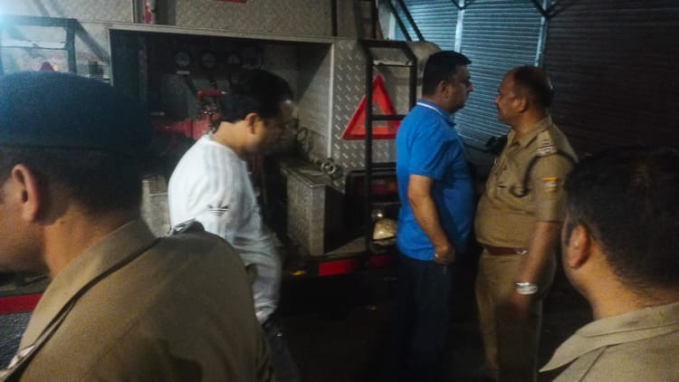 Dehradun: मोती बाजार में हादसा, कपड़े के गोदाम में लगी भीषण आग, सारा सामान जलकर हुआ राख