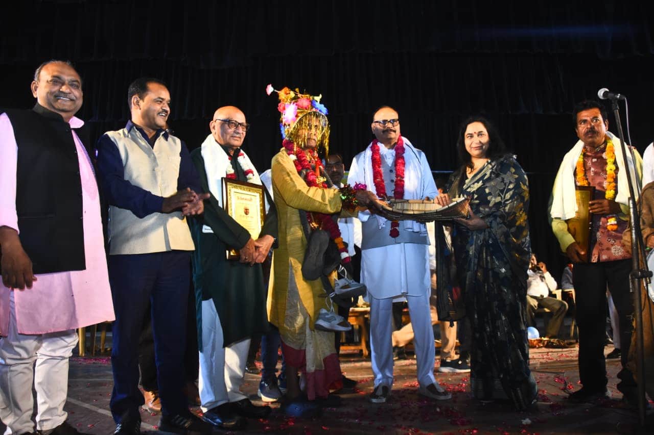 कार्यक्रम में पहुंचे डिप्टी सीएम ने दिया सम्मान।