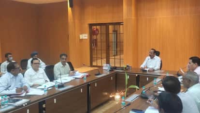 Jhansi: Vehicles parked on the road will be seized, Divisional Commissioner issues instructions