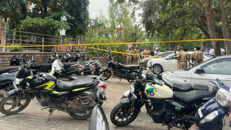 मौके पर जांच करती पुलिस।