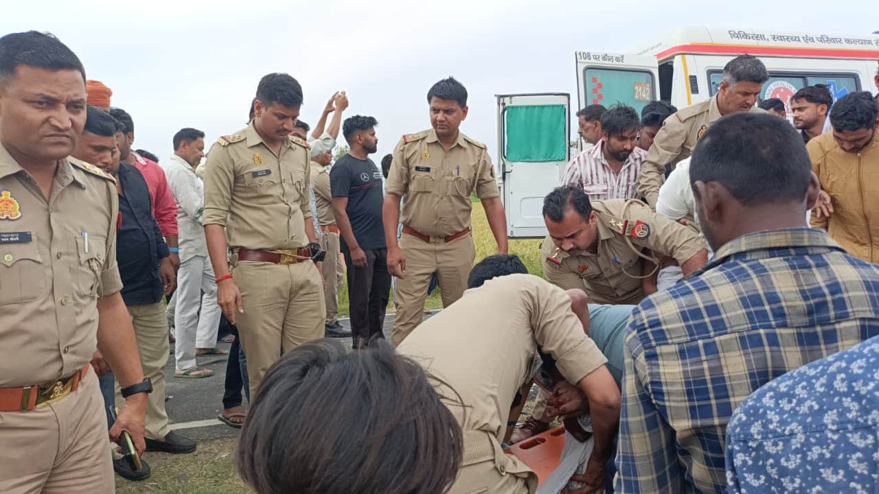 Muzaffarnagar: Speeding school bus hits bike, father and two children die, mother's condition critical