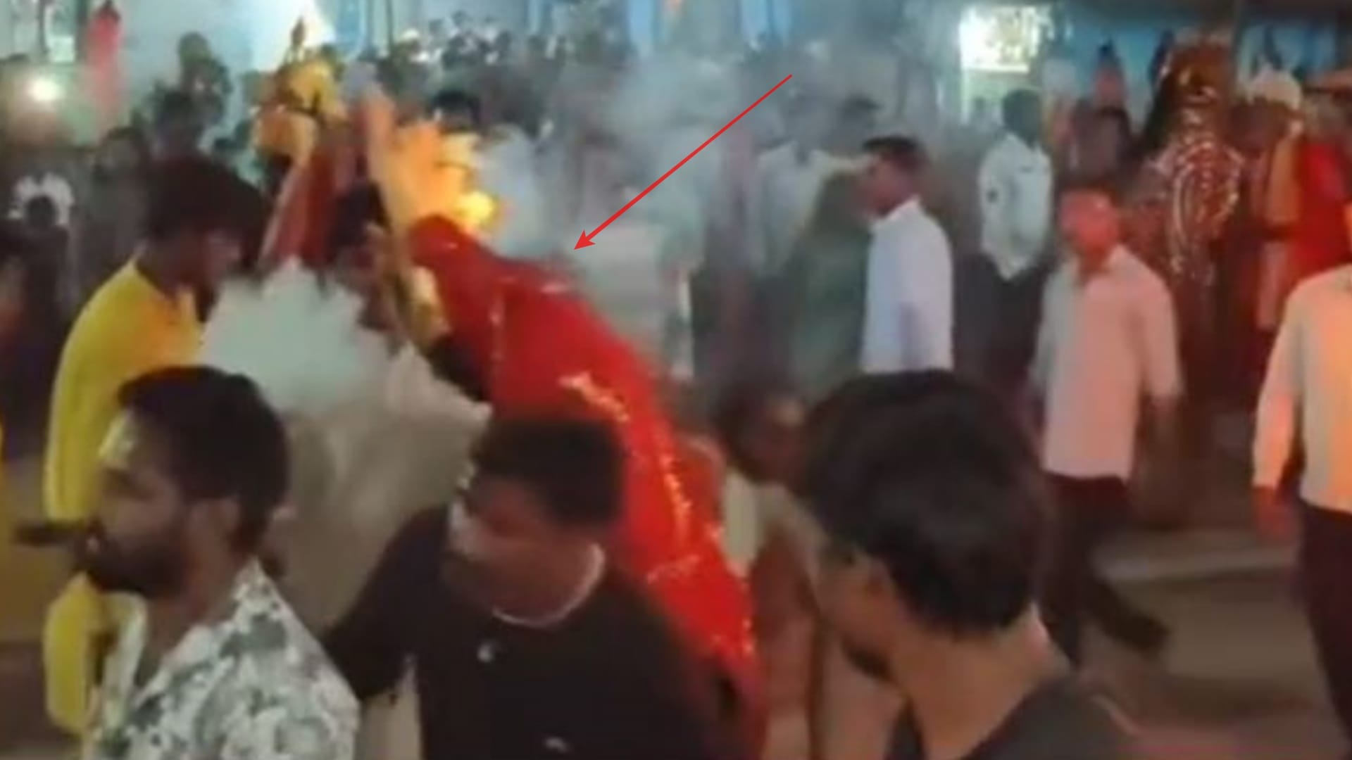 मंच पर नृत्य कर रहे युवक को आया हार्ट अटैक