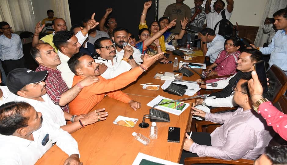 नगर निगम की बोर्ड बैठक में  गैस की कालाबाजारी पर  हंगामा करते पार्षद।