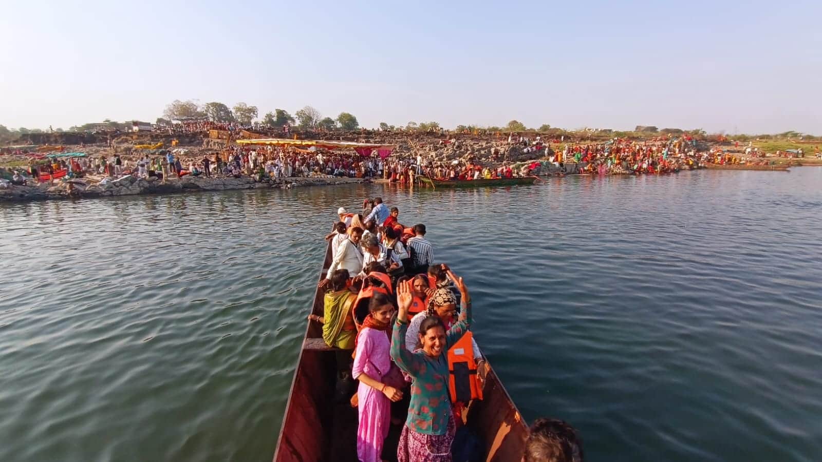 नर्मदा पार कर जलकोटी पहुंचे श्रद्धालु