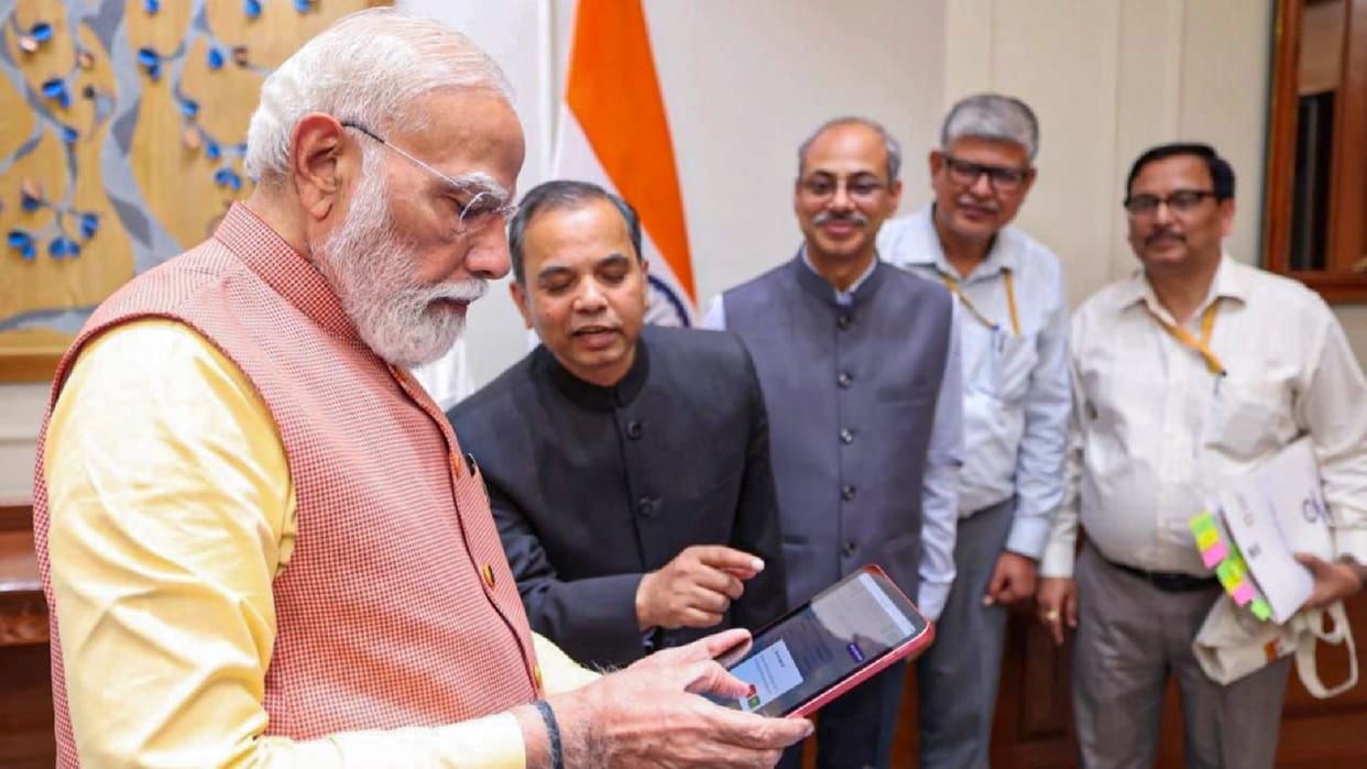 Prez Murmu, PM Modi take part in self-enumeration exercise as India's first digital census begins