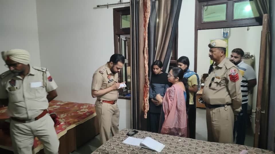 पीजी रूम में जांच करती पुलिस।