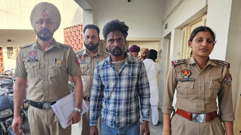 पुलिस हिरासत में आरोपी।