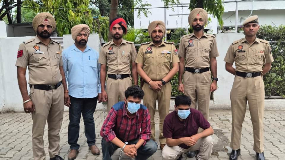 पुलिस हिरासत में दोनों आरोपी।