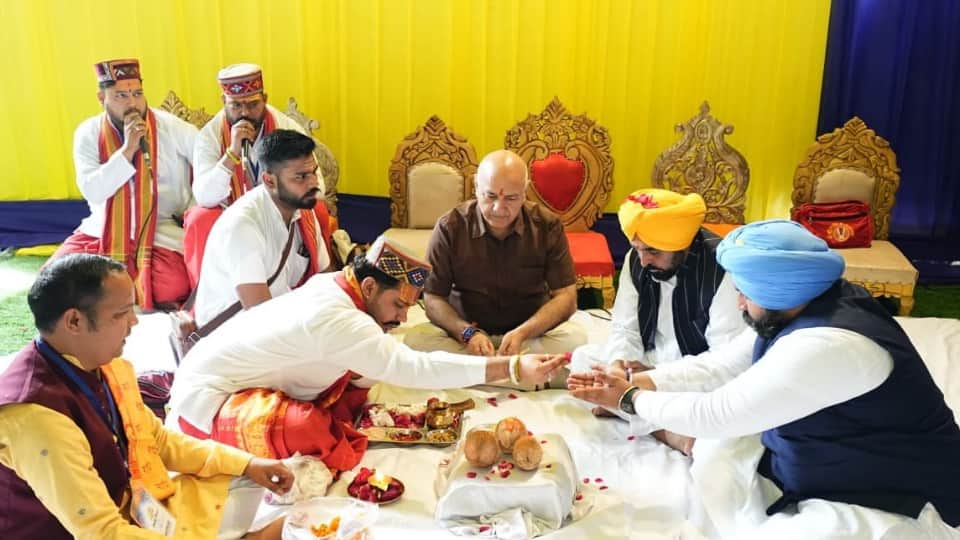 भूमि पूजन करते मुख्यमंत्री,पार्टी के पंजाब प्रभारी मनीष सिसोदिया व शिक्षा मंत्री(