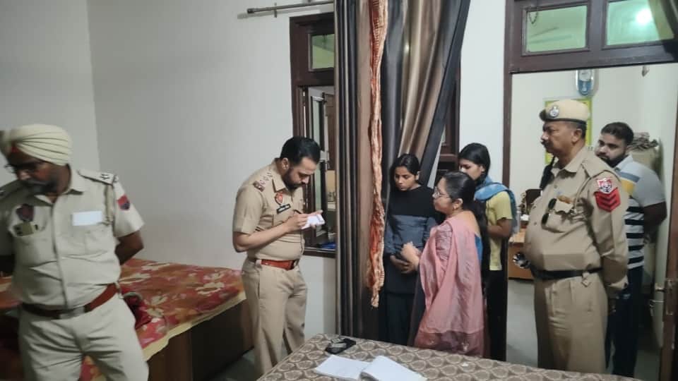 जांच करते पुलिसकर्मी