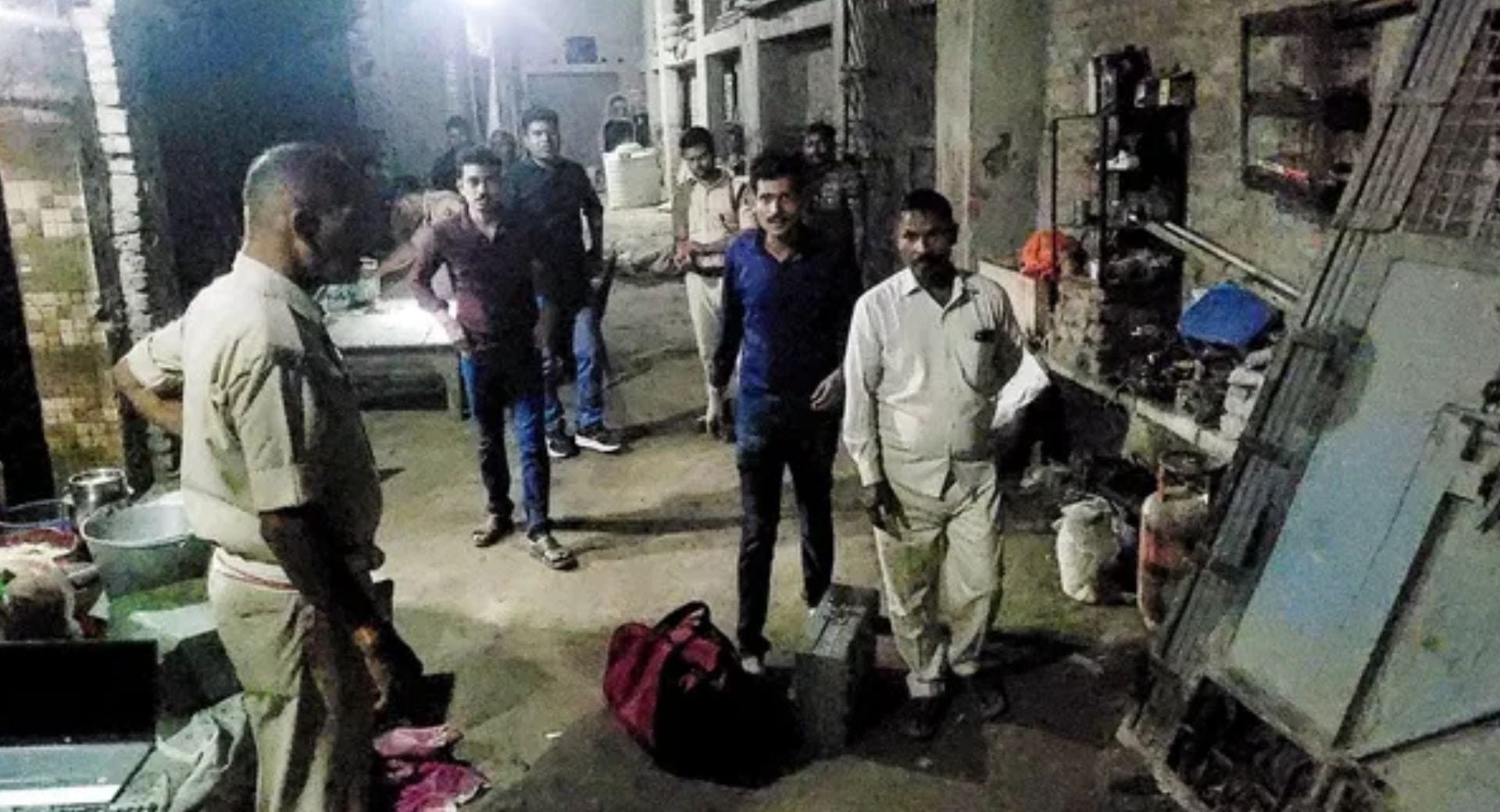 13 महीने से बंधक युवती को पुलिस ने छुड़ाया