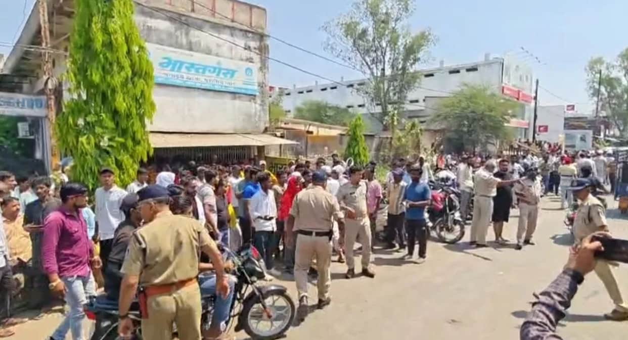 Raisen Gas Shortage Sparks Protest, Cylinders Placed on Road