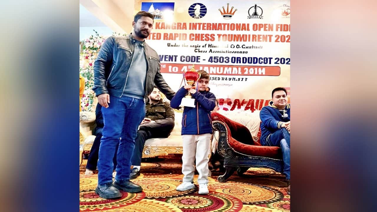 एसडीएम फतेहपुर के बेटे श्रेयन बने सबसे कम उम्र के फिडे रेटेड खिलाड़ी।