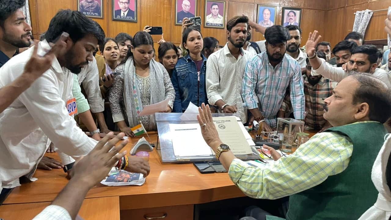 विद्यार्थियों ने प्राचार्य का किया घेराव।