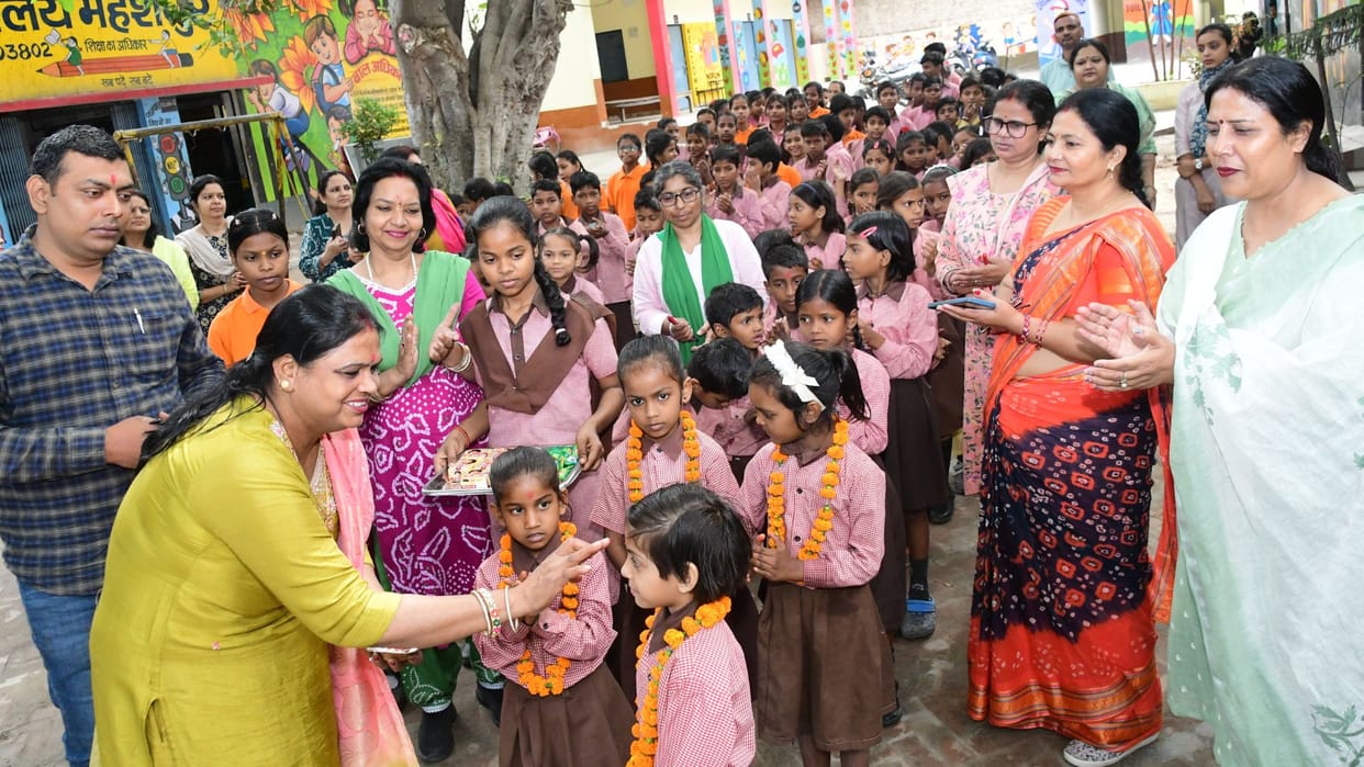 Children Welcomed with Tilak and Aarti Over 6,000 Enrollments Across 1,143 Schools in varanasi
