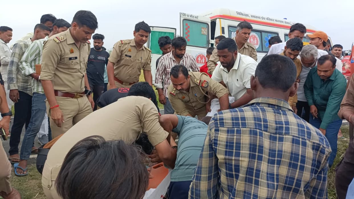 Muzaffarnagar: Speeding school bus hits bike, father and two children die, mother's condition critical