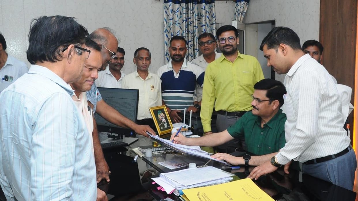 Jhansi: Treasury remained open until midnight, 55 crore rupees were paid out in quick succession
