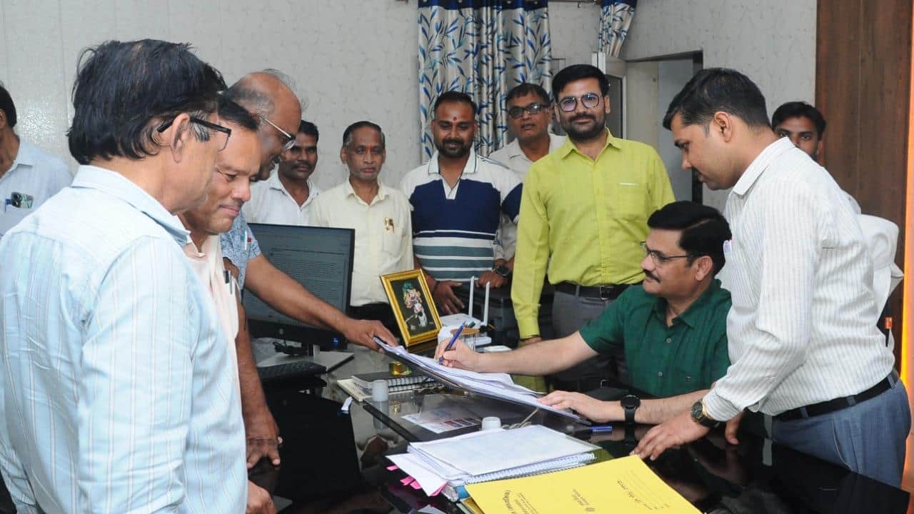 वित्तीय वर्ष के अंतिम दिन भुगतान के लिए आईं फाइलों की जांच करते मुख्य कोषाधिकारी।