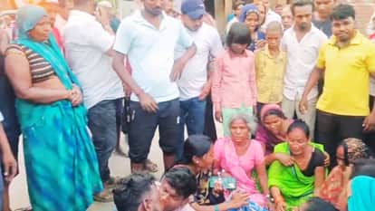 Varanasi News Youth Drowns in River Family Alleges Murder Stages Road Blockade and Protest