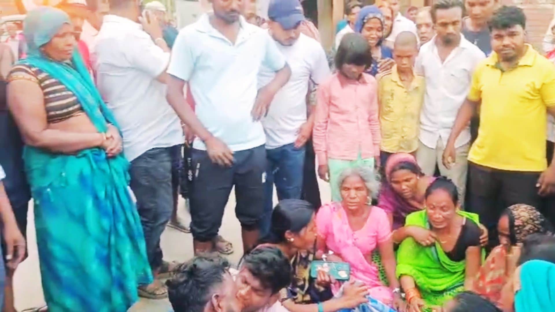 युवक की माैत के बाद विलाप करतीं महिलाएं।