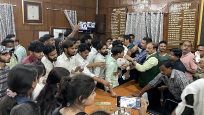 एबीवीपी कार्यकर्ताओं ने प्रो. आलोक खरे से की थी हाथापाई