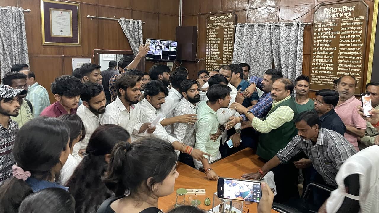 एबीवीपी कार्यकर्ताओं ने प्रो. आलोक खरे से की थी हाथापाई