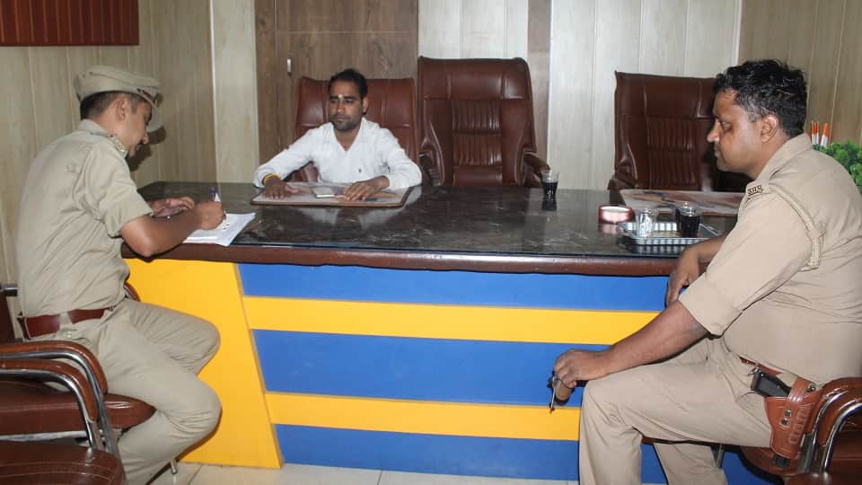 अल्फा अस्पताल के मैनेजर से पूछताछ करती पुलिस।