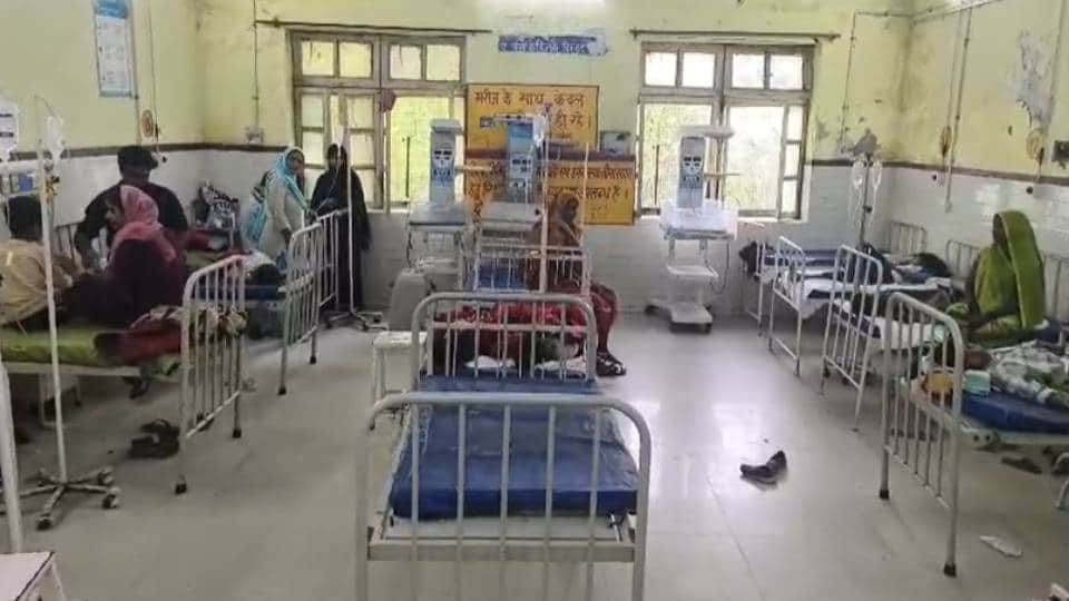 अस्पताल में भर्ती बीमार बच्चे।