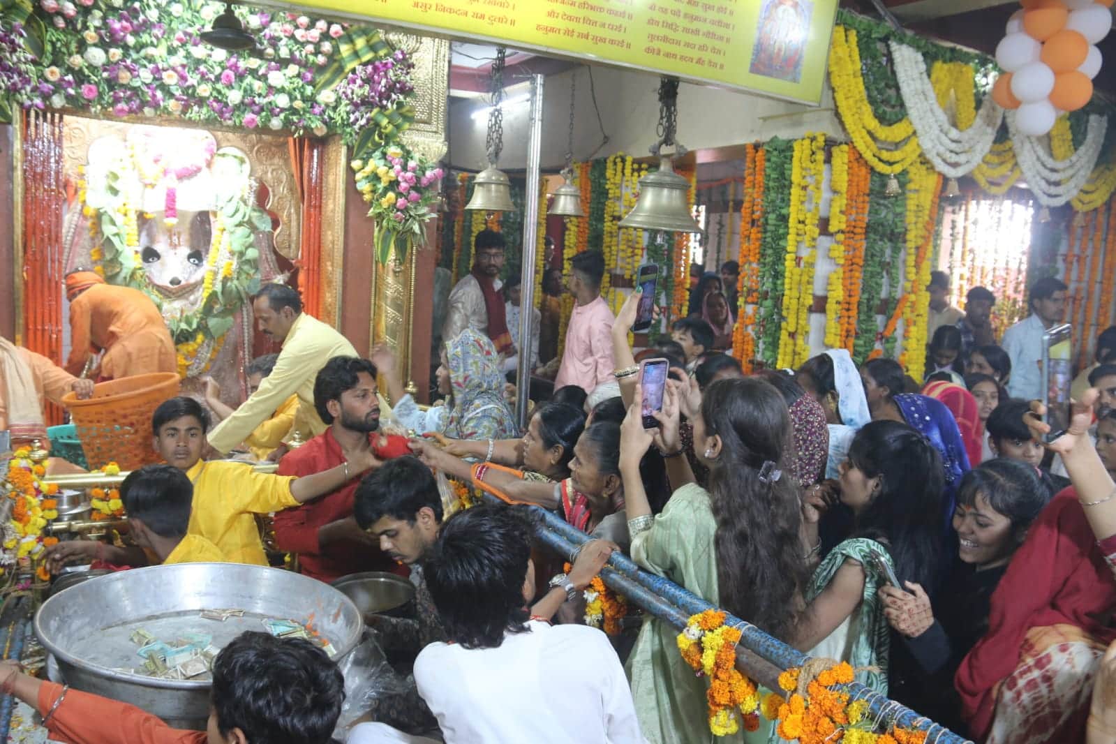 श्रद्धालुओं की लंबी कतारें