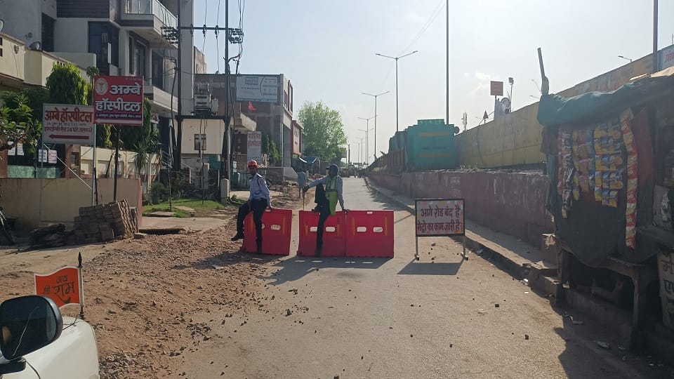 Agra Metro Work Speeds Up: Service Road Closed in Trans Yamuna, Commuters Face Trouble