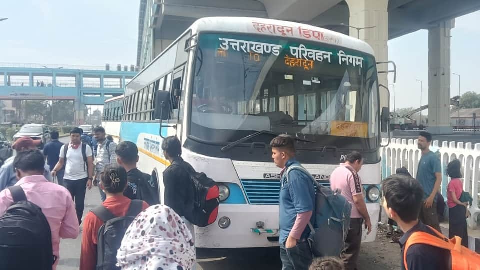Meerut: Roadways buses collide near Modipuram metro station, drivers of both injured, passengers scream.