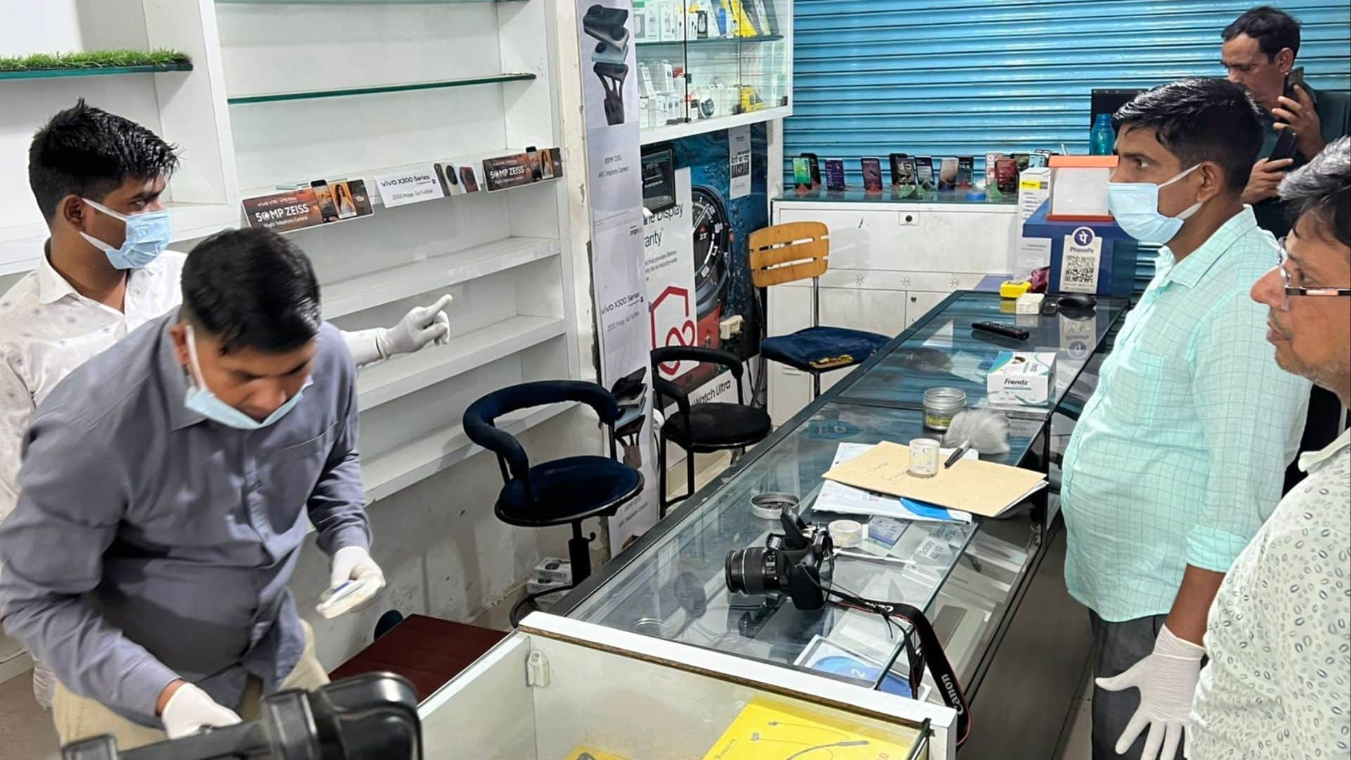 छानबीन करती टीम